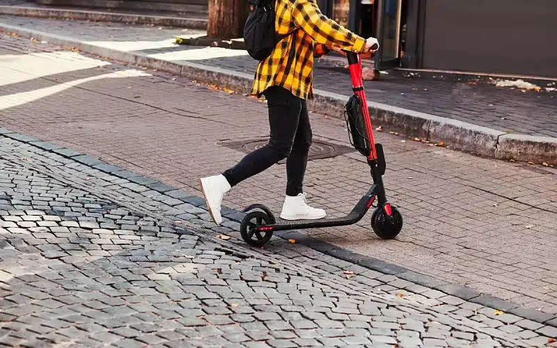 Exploration urbaine : pourquoi opter pour une trottinette électrique à grosses roues ?