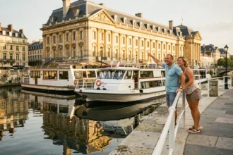 Croisière fluviale sur la Garonne avec vue sur le miroir d'eau et la Place de la Bourse à Bordeaux