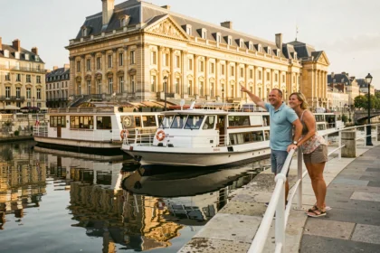Croisière fluviale sur la Garonne avec vue sur le miroir d'eau et la Place de la Bourse à Bordeaux
