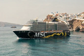 Bateau de croisière MSC naviguant près des côtes grecques avec vue sur Santorin