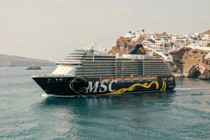Bateau de croisière MSC naviguant près des côtes grecques avec vue sur Santorin