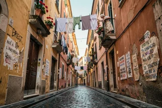 Ruelle authentique des Quartieri Spagnoli à Naples avec étendages et façades colorées sans touristes